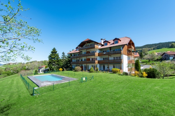 Apartment with pool Luminary