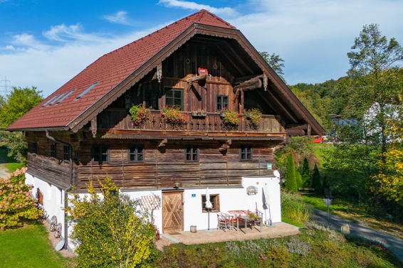 Bauernhaus am grünen Stadtrand