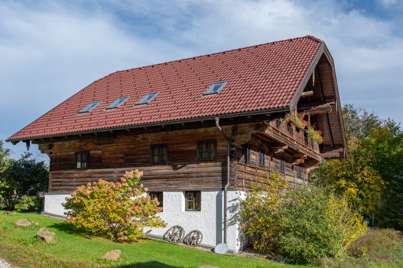 Bauernhaus am grünen Stadtrand