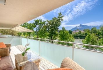 Apartment with terrace – By the River