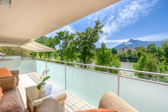 Apartment with terrace – By the River