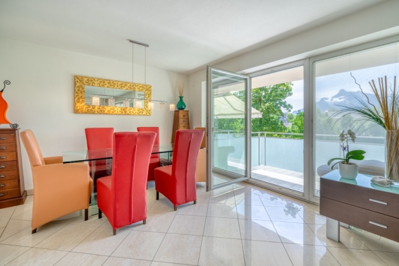 Apartment with terrace – By the River